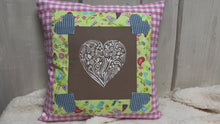 Carregar e reproduzir vídeo no visualizador da Galeria, Patchwork Kissenhülle, Landhausstil Kissenbezug, beige/rosa/grün 40x40cm.
