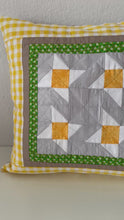 Carregar e reproduzir vídeo no visualizador da Galeria, Patchwork Kissenhülle, Landhausstil Kissenbezug, grau/gelb/grün/beige 40x40cm
