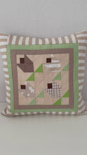 Carregar e reproduzir vídeo no visualizador da Galeria, Patchwork Kissenhülle, Landhausstil Kissenbezug, beige/grün 40x40cm
