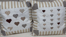 Carregar e reproduzir vídeo no visualizador da Galeria, Patchwork Kissenhülle, Landhausstil Kissenbezug, beige /weiß 40x40cm.
