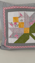 Charger et lire la vidéo dans la visionneuse de la Galerie, Patchwork Kissenhülle, Landhausstil Kissenbezug, grau/rosa/grün 40x40cm
