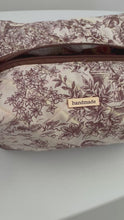 Cargar y reproducir el video en el visor de la galería, Handgefertigte Kosmetiktasche (Boxie Bag) Romantik
