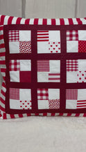 Carregar e reproduzir vídeo no visualizador da Galeria, Patchwork Kissenhülle, Landhausstil Kissenbezug, rot/weiß 40x40cm.
