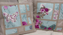 Carregar e reproduzir vídeo no visualizador da Galeria, Patchwork Kissenhülle, Landhausstil Kissenbezug, blau / beige 40x40cm.
