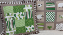 Carregar e reproduzir vídeo no visualizador da Galeria, Patchwork Kissenhülle, Landhausstil Kissenbezug, braun/grün 40x40cm.
