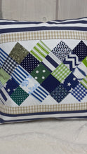 Carregar e reproduzir vídeo no visualizador da Galeria, Patchwork Kissenhülle, Landhausstil Kissenbezug, blau/weiß/grün 40x40cm.
