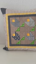 Загружайте и воспроизводите видео в средстве просмотра галереи Patchwork Kissenhülle, Landhausstil Kissenbezug, braun/gelb/grün/beige/grau 40x40cm
