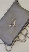 Laden und Abspielen von Videos im Galerie-Viewer, Handgefertigte Umhängetasche, Handtasche in Silber Kunstleder
