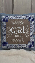 Carregar e reproduzir vídeo no visualizador da Galeria, Patchwork Kissenhülle, Landhausstil Kissenbezug blau/beige 40x40cm.
