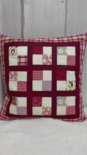 Carregar e reproduzir vídeo no visualizador da Galeria, Patchwork Kissenhülle, Landhausstil Kissenbezug, rot/creme 40x40cm.
