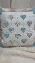 Carregar e reproduzir vídeo no visualizador da Galeria, Patchwork Kissenhülle, Landhausstil Kissenbezug, mint/beige/weiß 40x40cm.
