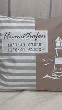 Carregar e reproduzir vídeo no visualizador da Galeria, Maritimer Kissenbezug personalisiert mit den Koordinaten von deinem Zuhause * Heimathafen * grau/weiß/beige
