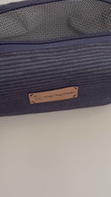 Charger et lire la vidéo dans la visionneuse de la Galerie, Handgefertigte Kosmetiktasche (Boxie Bag) aus gestreiften Jeansstoff (Kopie)
