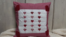 Carregar e reproduzir vídeo no visualizador da Galeria, Patchwork Kissenhülle, Landhausstil Kissenbezug, rot/weiß 40x40cm.
