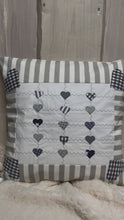 Carregar e reproduzir vídeo no visualizador da Galeria, Patchwork Kissenhülle, Landhausstil Kissenbezug, grau /weiß 40x40cm.
