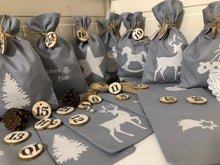 Lade das Bild in den Galerie-Viewer, Adventskalender,Landhausstil Adventskalender, Adventskalender  Säckchen zum befüllen, 24 Stoff Säckchen * grau/weiß
