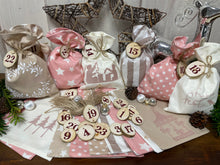 Lade das Bild in den Galerie-Viewer, Adventskalender,Landhausstil Adventskalender zum befüllen, 24 Säckchen zum Advent , Adventskalender Zahlen aus Holz, rosa/beige
