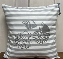 Lade das Bild in den Galerie-Viewer, Maritime Kissenhülle, Kissenbezug, Landhausstil Kissen * Muscheln * grau/weiß
