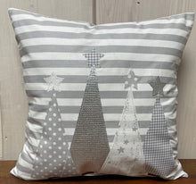 Carregar imagem no visualizador da galeria, Weihnachtliche Landhausstil Kissenhülle * Kissenbezug * Dekokissen * Weihnachten *grau/weiß gestreift
