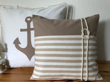 Lade das Bild in den Galerie-Viewer, Maritime Kissenhülle, Kissenbezug, Landhausstil Kissenhüllen, Dekokissen Seemannsknoten beige/weiß gestreift
