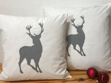 Carregar imagem no visualizador da galeria, Weihnachtliche Landhausstil Kissenhülle * Kissenbezug * Dekokissen * Hirsch* weiß/grau
