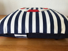 Lade das Bild in den Galerie-Viewer, 1 Maritime Kissenhülle, Kissenbezug,Landhausstil Kissen,Marine Kissen, Dekokissen, Rettungsring blau/weiß/rot gestreift
