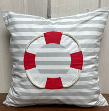 Lade das Bild in den Galerie-Viewer, Maritime Kissenhülle, Kissenbezug,Landhausstil Kissen,Marine Kissen, Dekokissen, Rettungsring grau/weiß/rot gestreift
