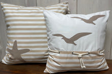 Lade das Bild in den Galerie-Viewer, 1 Maritime Kissenhülle, Kissenbezug, Landhausstil Kissen * Möwen * weiß/beige
