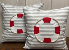 Lade das Bild in den Galerie-Viewer, Maritime Kissenhülle, Kissenbezug,Landhausstil Kissen,Marine Kissen, Dekokissen, Rettungsring grau/weiß/rot gestreift
