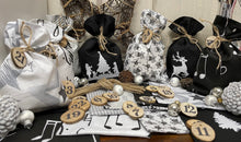 Lade das Bild in den Galerie-Viewer, Adventskalender,Landhausstil Adventskalender zum Befüllen, 24 Säckchen zum Advent , Adventskalender Zahlen aus Holz, schwarz /weiß/grau
