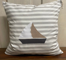 Lade das Bild in den Galerie-Viewer, Maritime Kissenhülle, Kissenbezug, Landhausstil Kissen * Segelboot * grau/weiß/beige
