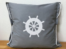 Lade das Bild in den Galerie-Viewer, Maritime Kissenhülle, Kissenbezug, Landhausstil Kissen * Steuerrad * grau/weiß
