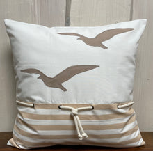 Lade das Bild in den Galerie-Viewer, 1 Maritime Kissenhülle, Kissenbezug, Landhausstil Kissen * Möwen * weiß/beige
