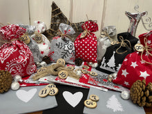 Lade das Bild in den Galerie-Viewer, Adventskalender,Landhausstil Adventskalender zum befüllen, 24 Säckchen zum Advent, Adventskalender Zahlen aus Holz, grau/rot/schwarz
