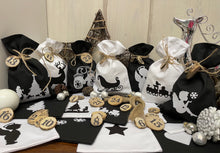 Lade das Bild in den Galerie-Viewer, Adventskalender,Landhausstil Adventskalender zum Befüllen, 24 Säckchen zum Advent , Adventskalender Zahlen aus Holz, schwarz /weiß
