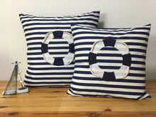 Lade das Bild in den Galerie-Viewer, Maritime Kissenhülle, Kissenbezug,Landhausstil Kissen,Marine Kissen, Dekokissen, Rettungsring blau/weiß gestreift
