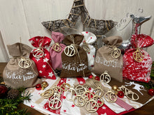 Lade das Bild in den Galerie-Viewer, Adventskalender,Landhausstil Adventskalender zum befüllen, 24 Säckchen zum Advent , Adventskalender Zahlen aus Holz, rot/beige/braun
