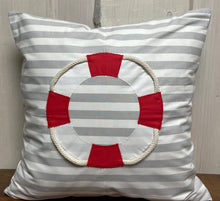Lade das Bild in den Galerie-Viewer, Maritime Kissenhülle, Kissenbezug,Landhausstil Kissen,Marine Kissen, Dekokissen, Rettungsring grau/weiß/rot gestreift
