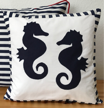 Lade das Bild in den Galerie-Viewer, Maritime Kissenhülle, Kissenbezug, Landhausstil Kissen * Seepferdchen weiß/blau
