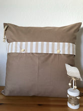 Lade das Bild in den Galerie-Viewer, 1 Maritime Kissenhülle, Kissenbezug, Landhausstil Kissenhüllen, Dekokissen *Seestern* beige/weiß gestreift
