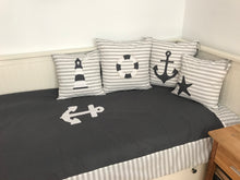 Charger l'image dans la galerie, Maritime Patchwork Decke, Tagesdecke, Kinderdecke, Bettüberwurf 130cm x 200cm grau/weiß gestreift

