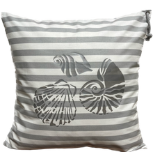 Lade das Bild in den Galerie-Viewer, Maritime Kissenhülle, Kissenbezug, Landhausstil Kissen * Muscheln * grau/weiß
