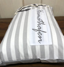 Carregar imagem no visualizador da galeria, Maritime Kissenhülle, Landhausstil Kissenbezug * Heimathafen * grau/weiß 30x50cm.
