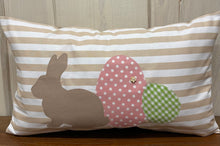 Lade das Bild in den Galerie-Viewer, 1 Landhausstill Kissenhülle &amp; Kissen, Osterkissen,Ostern beige/weiß 30x50cm.
