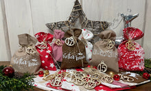 Lade das Bild in den Galerie-Viewer, Adventskalender,Landhausstil Adventskalender zum befüllen, 24 Säckchen zum Advent , Adventskalender Zahlen aus Holz, rot/beige/braun
