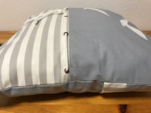Lade das Bild in den Galerie-Viewer, Maritime Kissenhülle, Kissenbezug, Landhausstil Kissen * Möwen * grau/weiß
