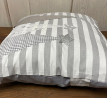 Carregar imagem no visualizador da galeria, Weihnachtliche Landhausstil Kissenhülle * Kissenbezug * Dekokissen * Weihnachten *grau/weiß gestreift
