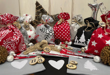Lade das Bild in den Galerie-Viewer, Adventskalender,Landhausstil Adventskalender zum befüllen, 24 Säckchen zum Advent, Adventskalender Zahlen aus Holz, grau/rot/schwarz
