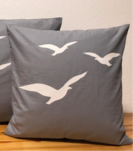 Lade das Bild in den Galerie-Viewer, 1 Maritime Kissenhülle, Kissenbezug, Landhausstil Kissen * Möwen * grau/weiß
