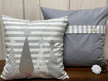Carregar imagem no visualizador da galeria, Weihnachtliche Landhausstil Kissenhülle * Kissenbezug * Dekokissen * Weihnachten *grau/weiß gestreift
